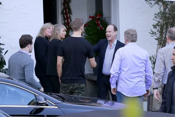 Calvin Harris bertemu dengan orangtua Taylor Swift © Mirror.co.uk