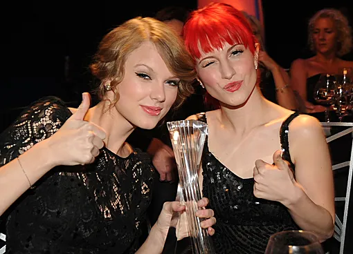 Taylor dan Hayley, cantik! @idolator.com