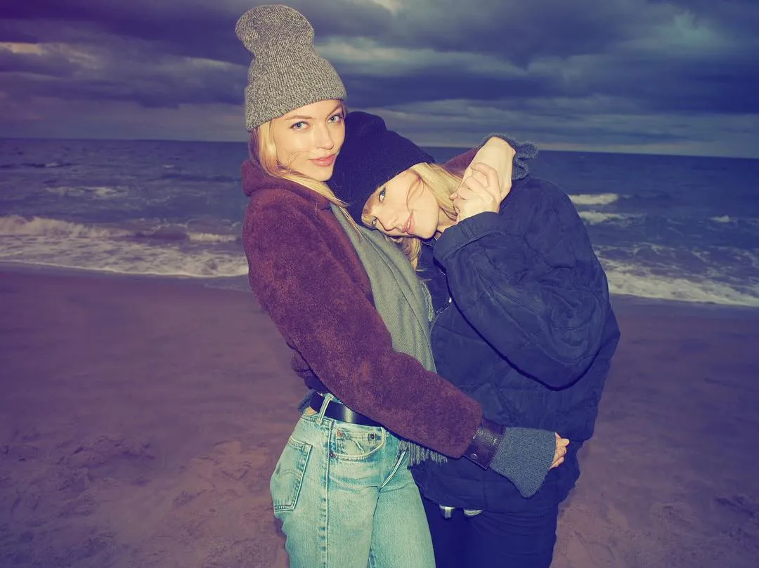 Taylor Swift saat berpose bersama Martha Hunt © instagram.com/taylorswift