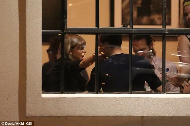 Taylor Swift & Tom Hiddleston © Daily Mail