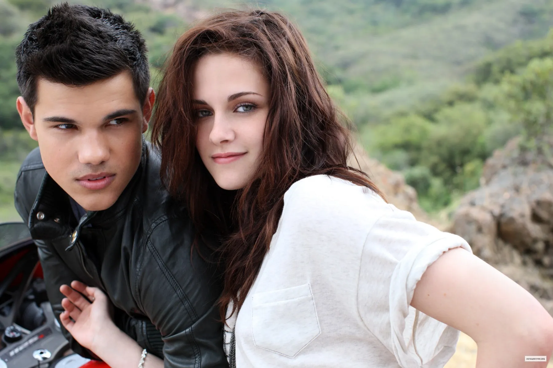 Taylor berusaha menghibur Kristen yang sempat shock @ pixshark.com