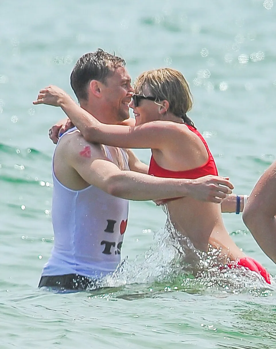 Taylor peluk mesra Tom saat berenang © dailymail.co.uk