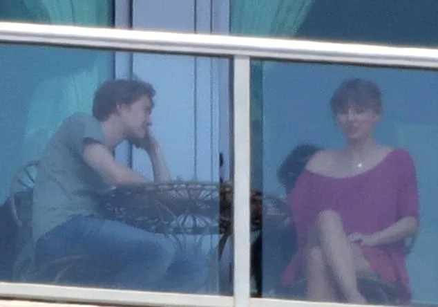 Cute! Ini foto pertama Taylor dan Joe yang berhasil diabadikan kamera paparazzi © Splashnews/dailymail.co.uk