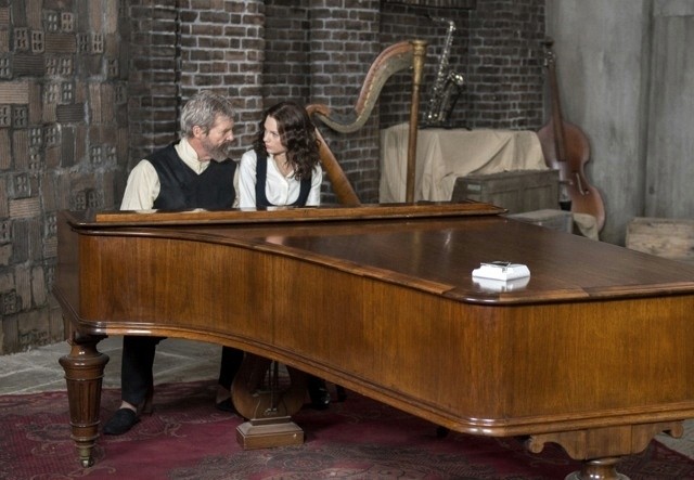 Penampilan Swift saat bermain piano dalam THE GIVER ©The Weinstein Company