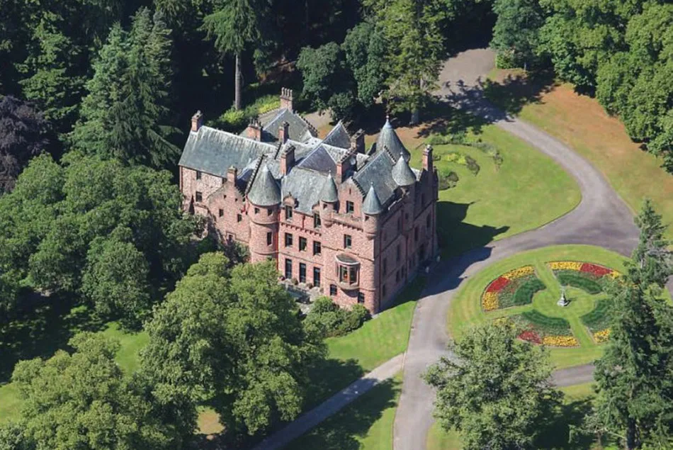 Inilah penampakan istana mewah yang baru saja dibeli oleh Taylor © dailymail.co.uk