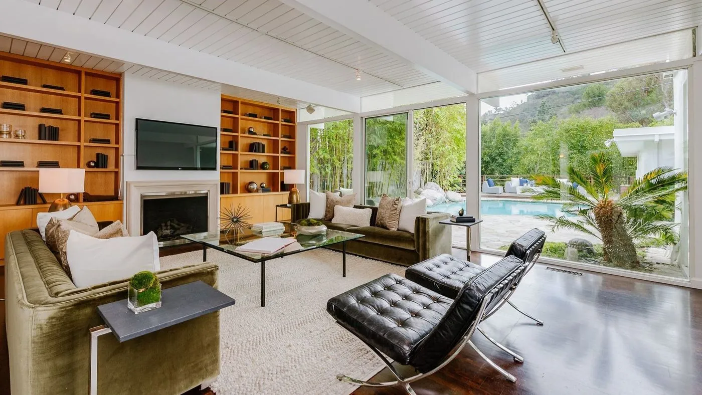 Salah satu sudut ruangan yang ada dalam rumah Taylor © Sotheby's International Realty via latimes.com