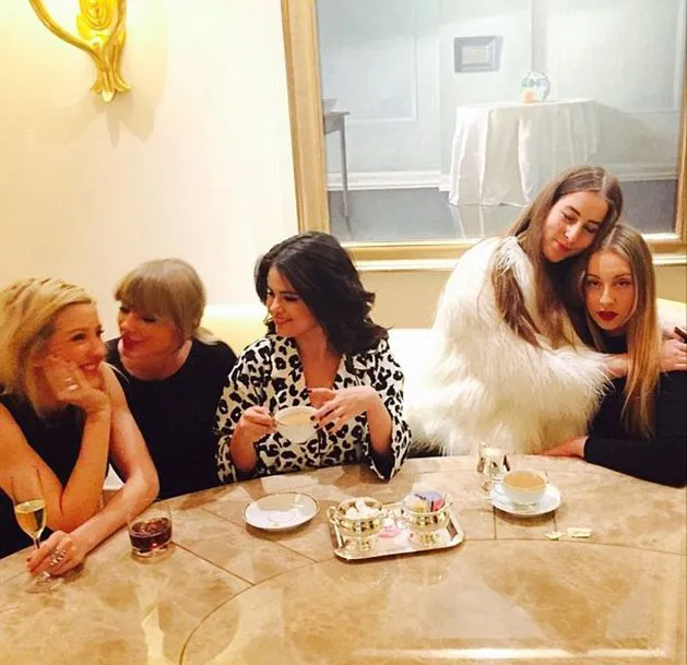 Swift bersama teman-temannya@ instagram.com/elliegoulding