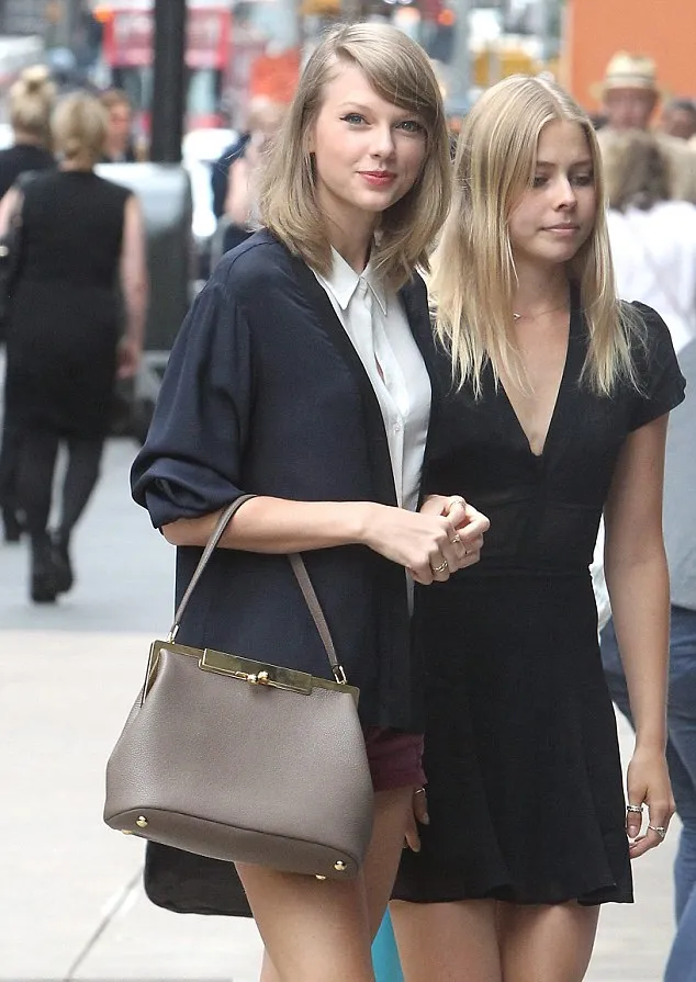 Taylor Swift @ dailymail.co.uk