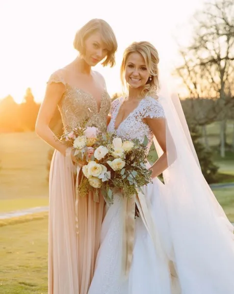 Taylor nggak kalah cantik dari pengantin wanita! © instagram.com/britmaack