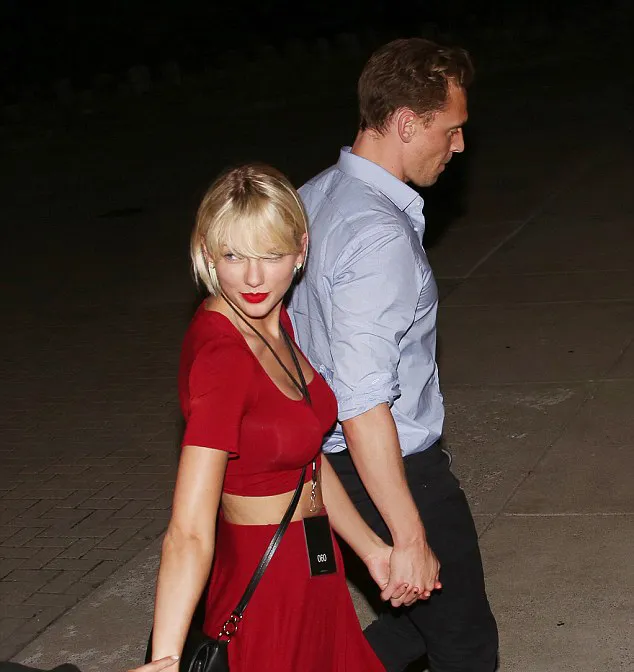 Taylor gandeng mesra tangan Tom © TheImageDirect/dailymail.co.uk
