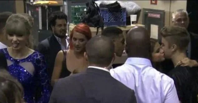 Taylor Swift julurkan lidah saat Selena dan Justin bertemu @ dailymail.co.uk