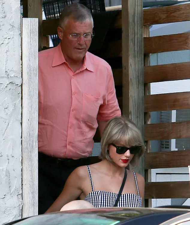 Taylor perkenalkan Tom pada orangtuanya © FameFlynet/dailymail.co.uk