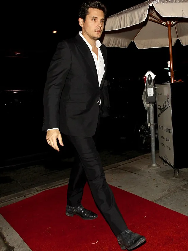 John tiba dengan dandanan ganteng © dailymail.co.uk