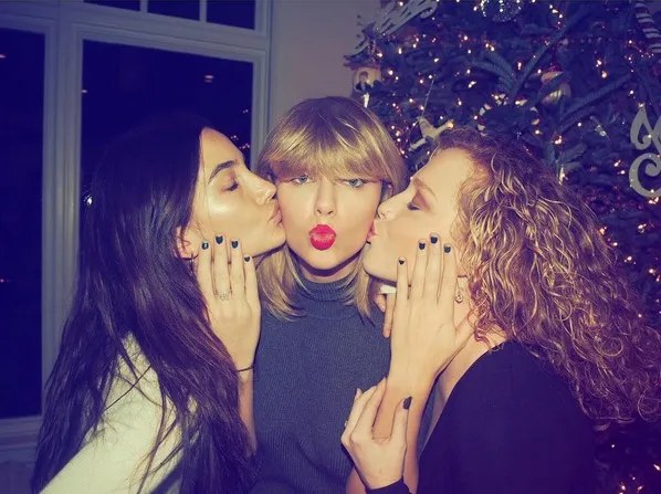 Bestfriend kiss! © instagram.com/lilyaldridge