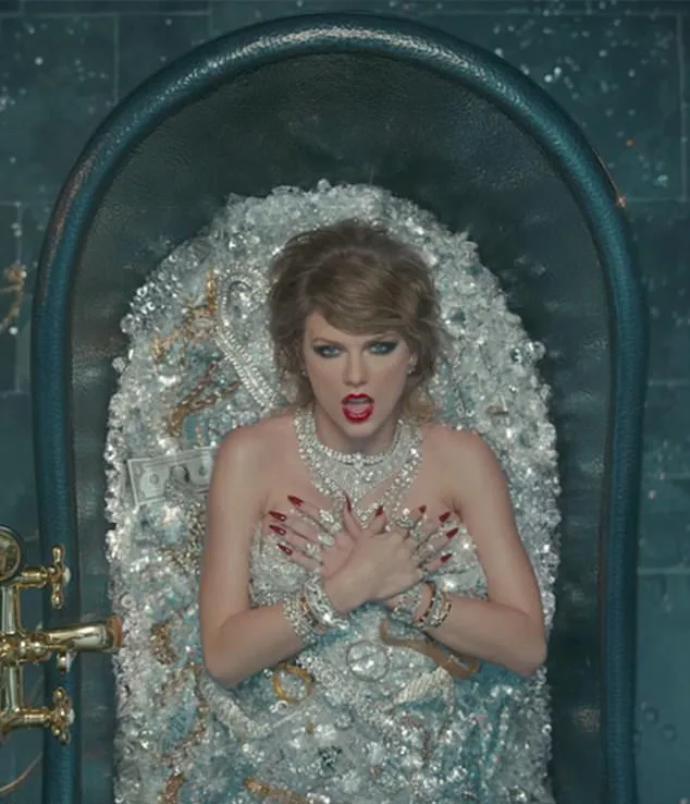 Adegan bathtub yang dipercaya sebagai sindiran untuk Kim © YouTube/Taylor Swift