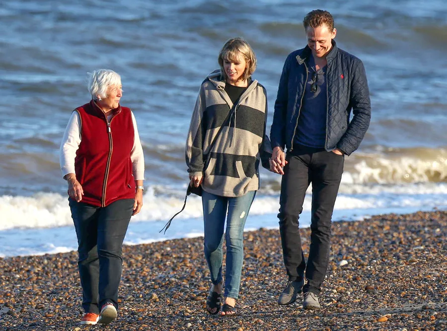 Ibu Tom Hiddleston senang bertemu dengan Taylor Swift © Dailymail.co.uk