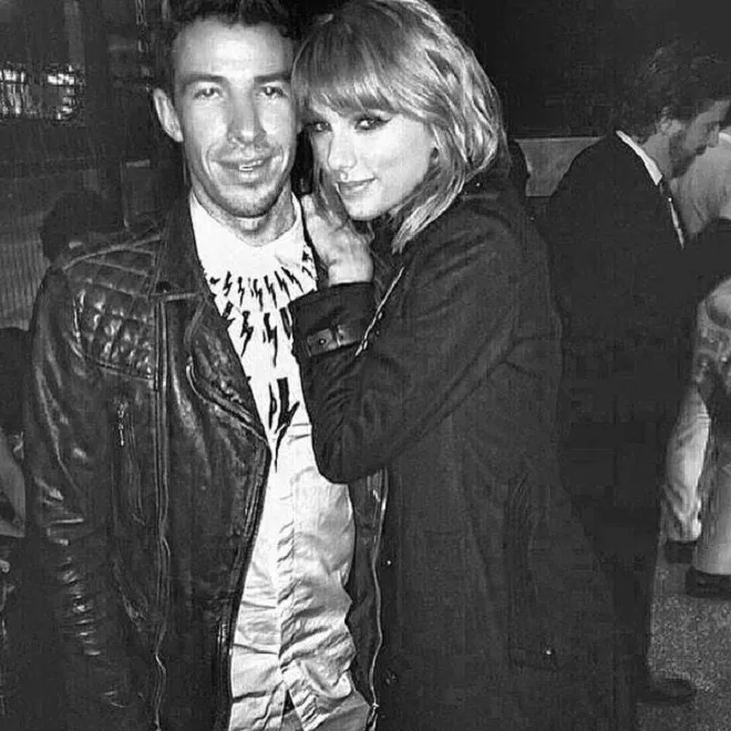 Taylor Swift dan Sean berpose mesra © Twitter