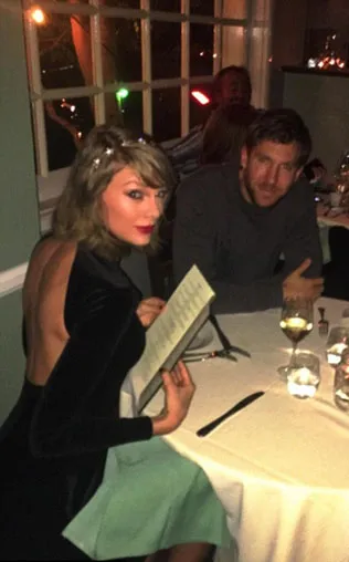 Taylor Swift memakai dress hitam backless © instagram.com/ricky selby