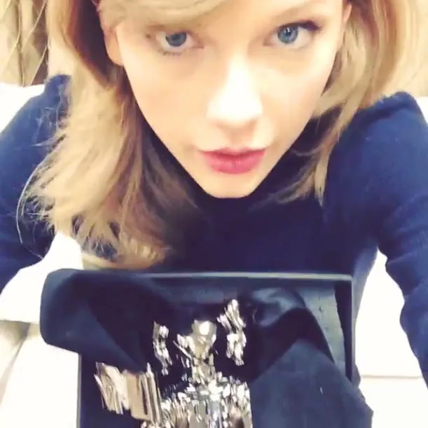 Taylor Swift saat memamerkan trofi MTV VMA-nya. ©Instagram