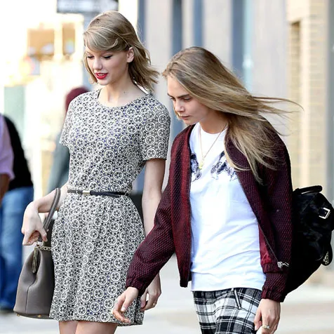 Taylor Swift Saat Hang-Out Bareng Cara Delevingne @ eonline