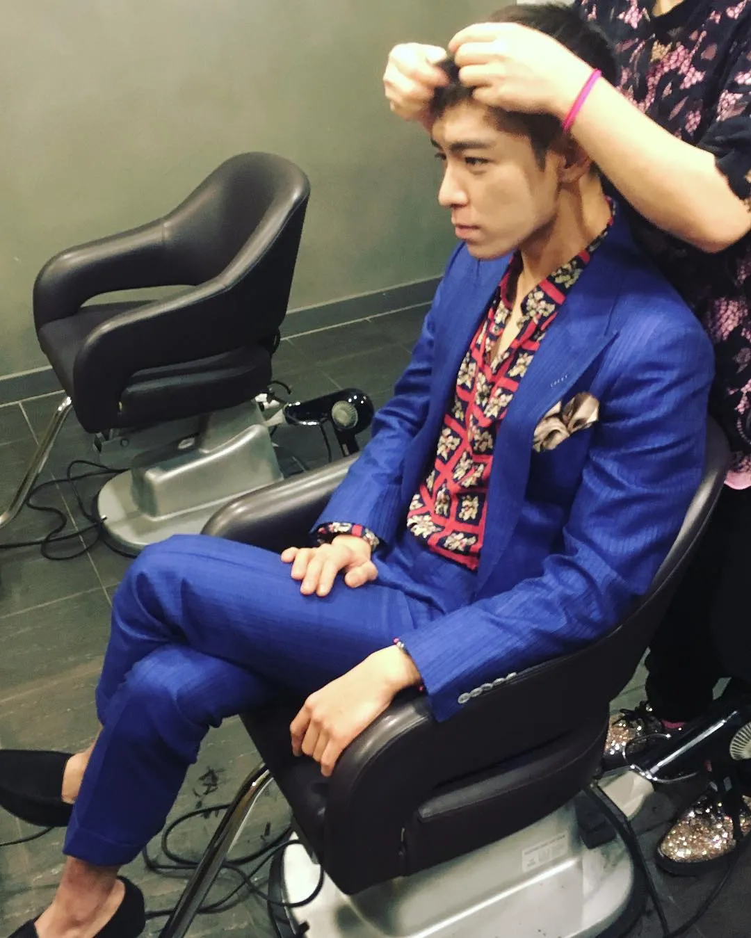 T.O.P saat memangkas rambutnya sebelum berangkat wajib militer. ©Instagram/choi_seung_hyun_tttop