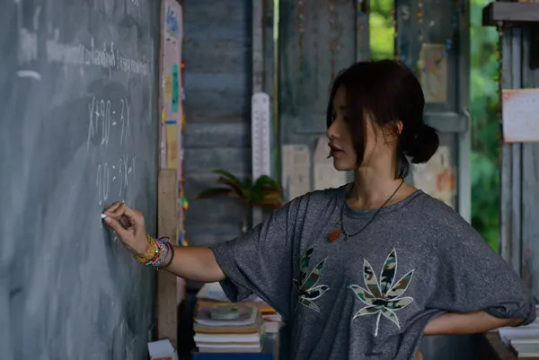 Chermarn Boonyasak sebagai Ann, seorang guru sekolah kapal @foto: dok. GTH