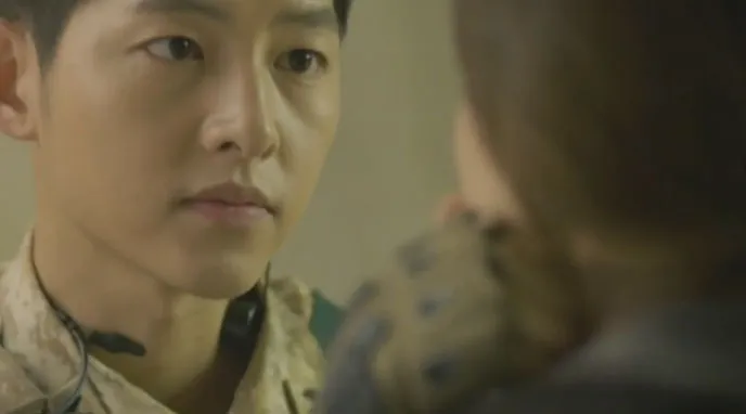 Teaser episode 14 Descendants of The Sun, Yoo Si Jin berpamitan pada Kang Mo Yeon. ©couch-kimchi.com