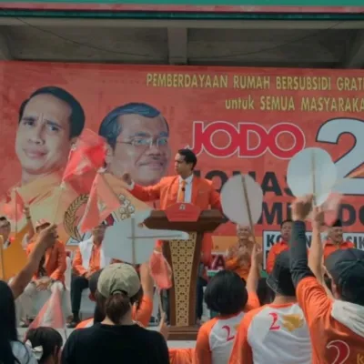 Teaser Trailer 'BAPAK PALING JUJUR' Perlihatkan Kekacauan Jonas Prakoso di Tengah Kampanye