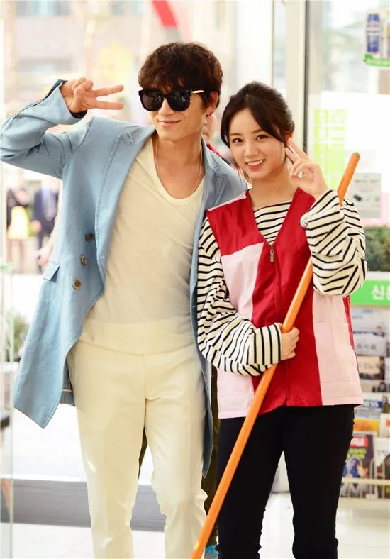Ji Sung dan Hyeri bermain dalam Entertainers. © soompi.com
