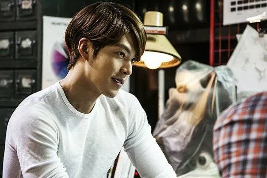 Kim Woo Bin makin seksi saat perankan pencuri. @allkpop.com