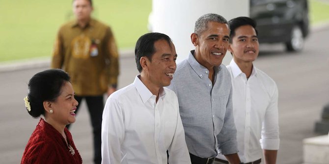 Jokowi menghidangkan bakso dan teh hangat untuk Obama, pas dengan suasana hujan yang mengguyur Istana Bogor © Merdeka.com