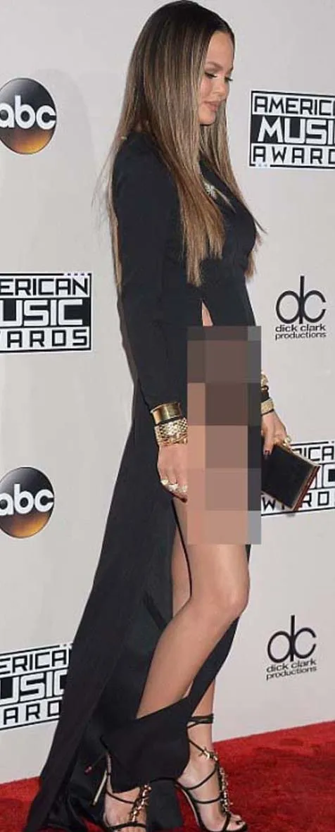 Wardrobe Malfunction Chrissy Teigen © Daily Mail