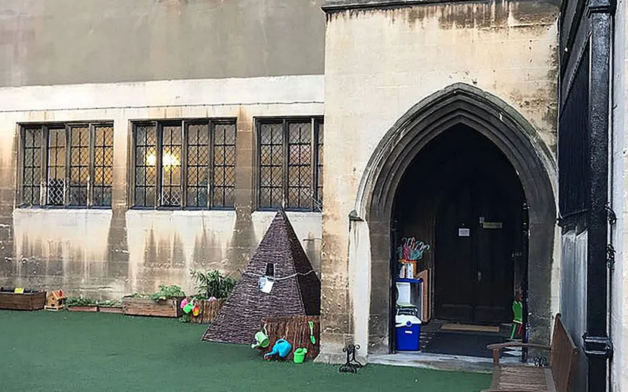 Salah satu ruangan di sekolah Putri Charlotte. Credit: dailymail.co.uk