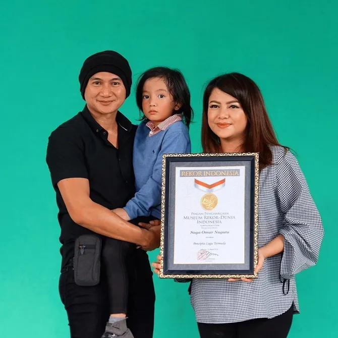 Saga mendapatkan rekor MURI sebagai pencipta lagu termuda (credit: instagram.com/sagaomarnagata)