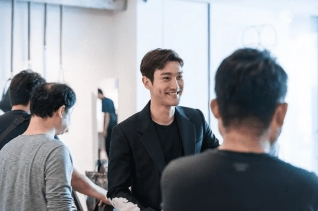REVOLUTIONARY LOVE menjadi drama pertama Siwon setelah kembali dari wajib militer. © tvN
