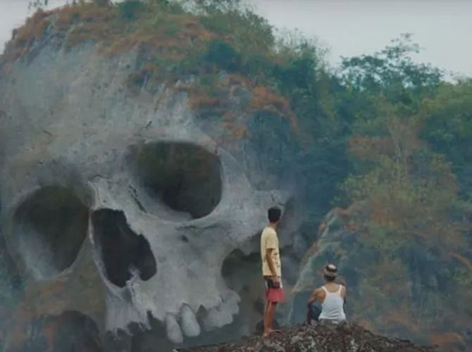 Fosil tengkorak raksasa bikin manusia gempar dan bertanya-tanya. (Courtesy of Vokasi Studio)