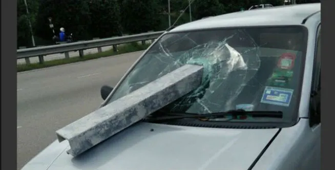 sebuah balok besi melayang dan seruduk kaca jendela wanita asal Malaysia ini © dream.co.id