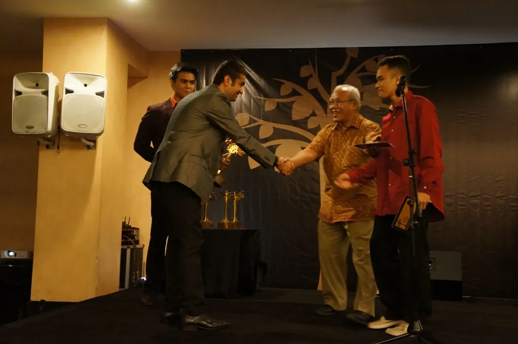 Penghargaan diberikan kepada HABIBIE AINUN sebagai film terlaris. (filmindonesia.or.id)