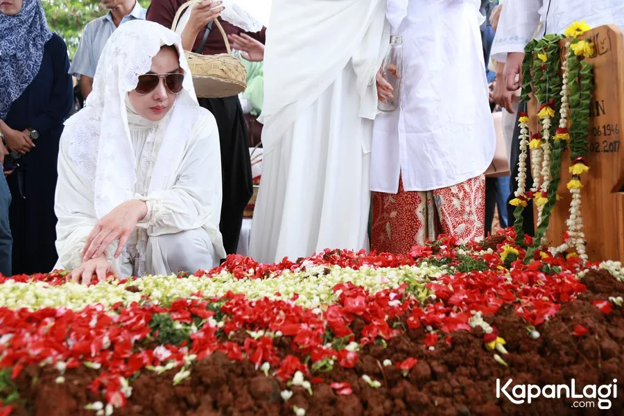Terry antar sang ibu hingga pemakaman/©KapanLagi.com®/Agus Apriyanto
