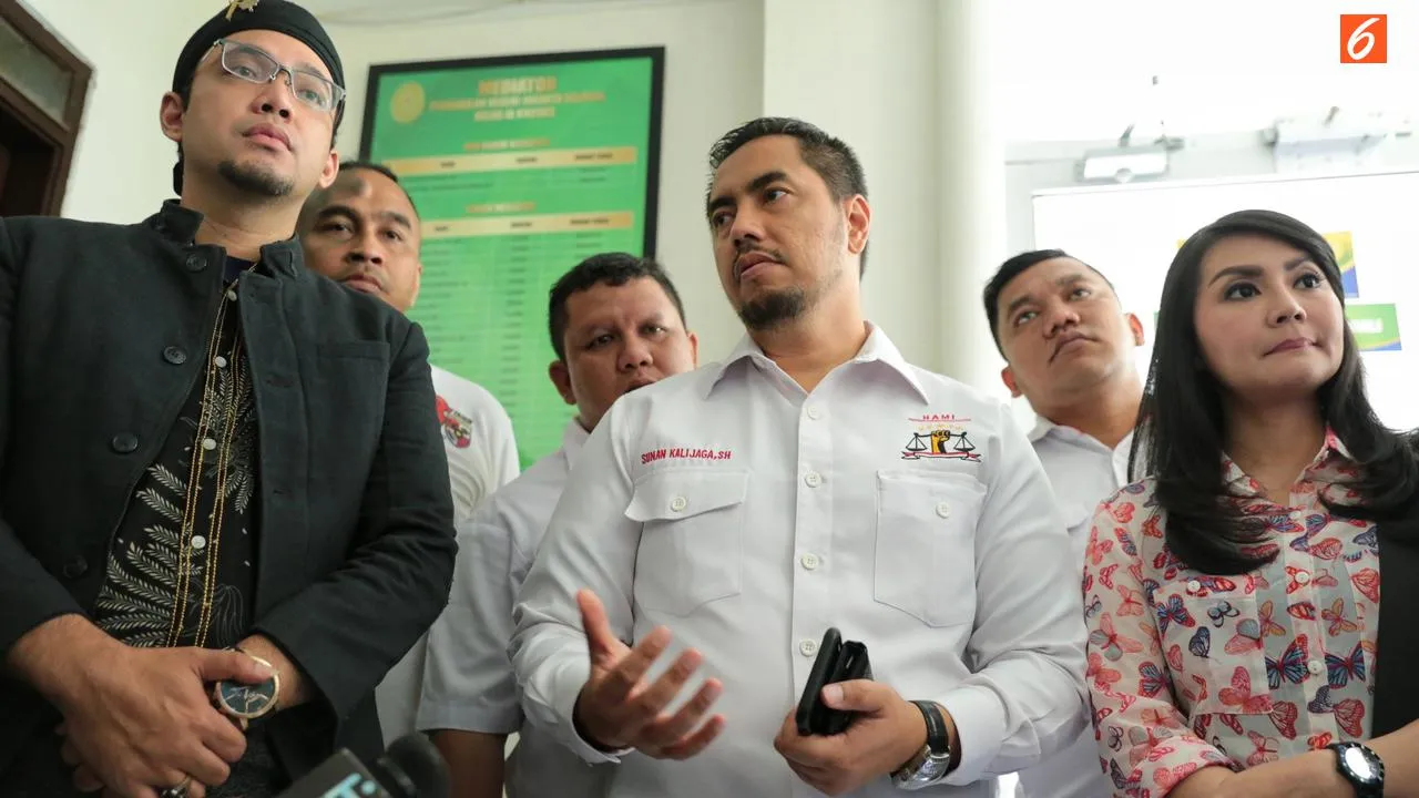 Rumah Tessa Kaunang sempat digerebek oleh warga dan mantan suami. (Credit: via liputan6.com)