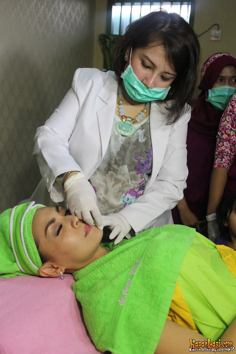 Tessa Kaunang saat lakukan treatment khusus di wajahnya. / KapanLagi.com®