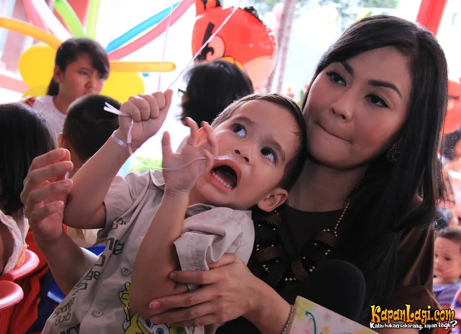 Tessa mengaku belum ikhlas jika Sandy mengajari dua anak mereka agama Islam.