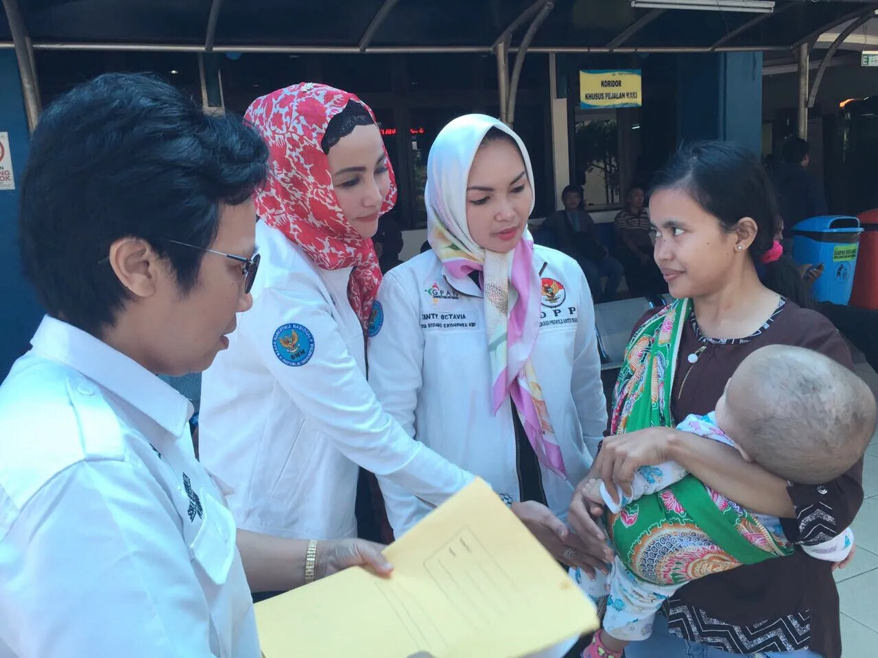 Tessy berikan bantuan pada balita penderita hydrocephalus ©KapanLagi.com®/Fikri Alfi Rosyadi