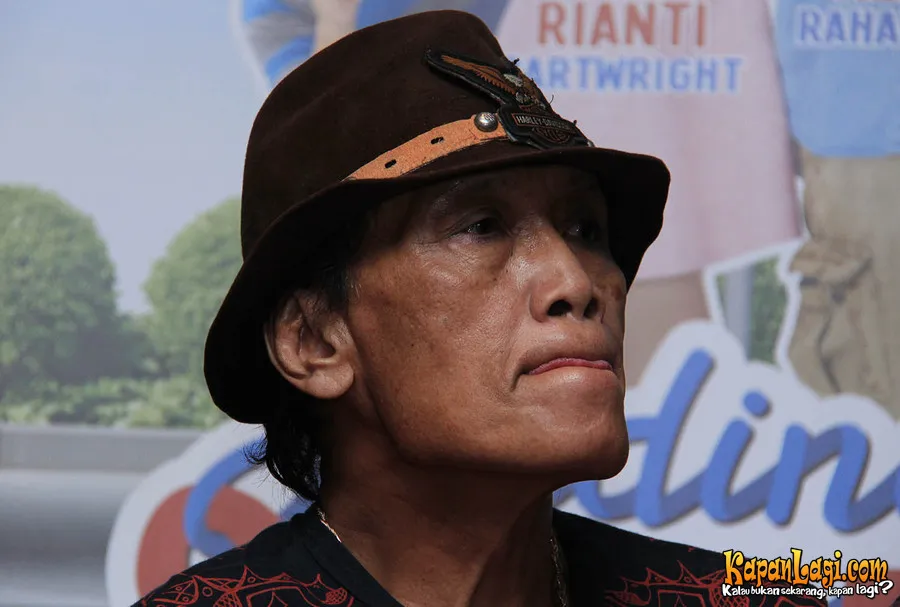 Tessy sempat menutup muka dengan kain hitam karena malu tertangkap. ©KapanLagi.com®