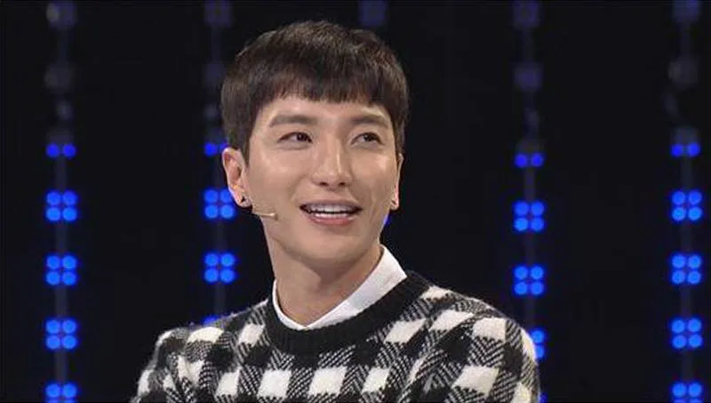 Leeteuk saat menjadi bintang tamu acara KBS 2TV, 1 Vs 100 @allkpop.com