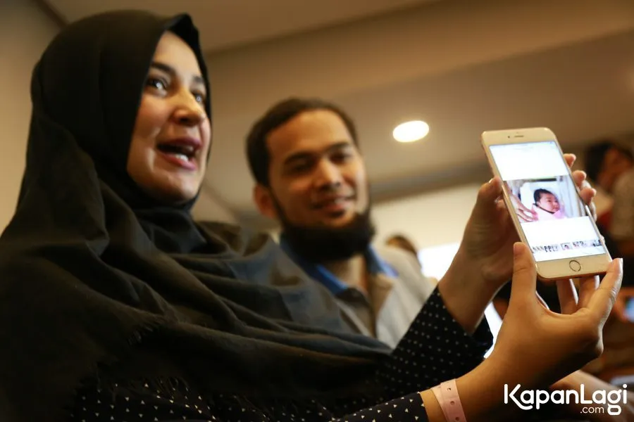 Wisnu tertawa melihat cara Shireen mengatur nafas/©KapanLagi.com®/Agus Apriyanto