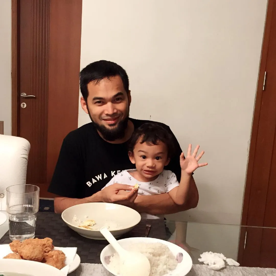 Baby Adam ikutan sahur bareng © Instagram/teukuwisnu