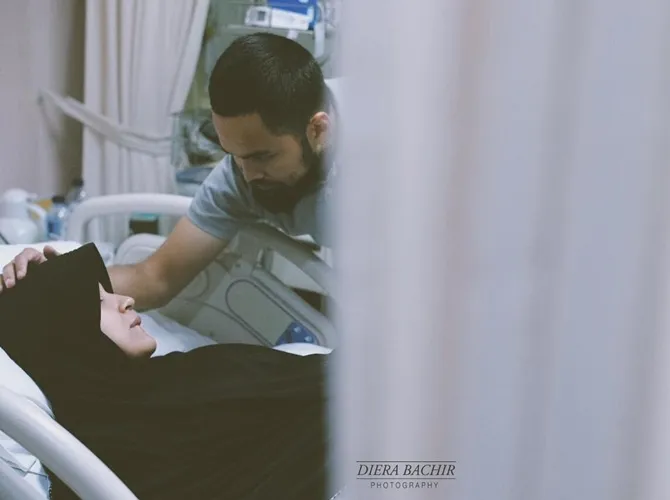 Teuku Wisnu selalu berada di sisi Shireen Sungkar jelang proses persalinan. © Instagram/dierabachir
