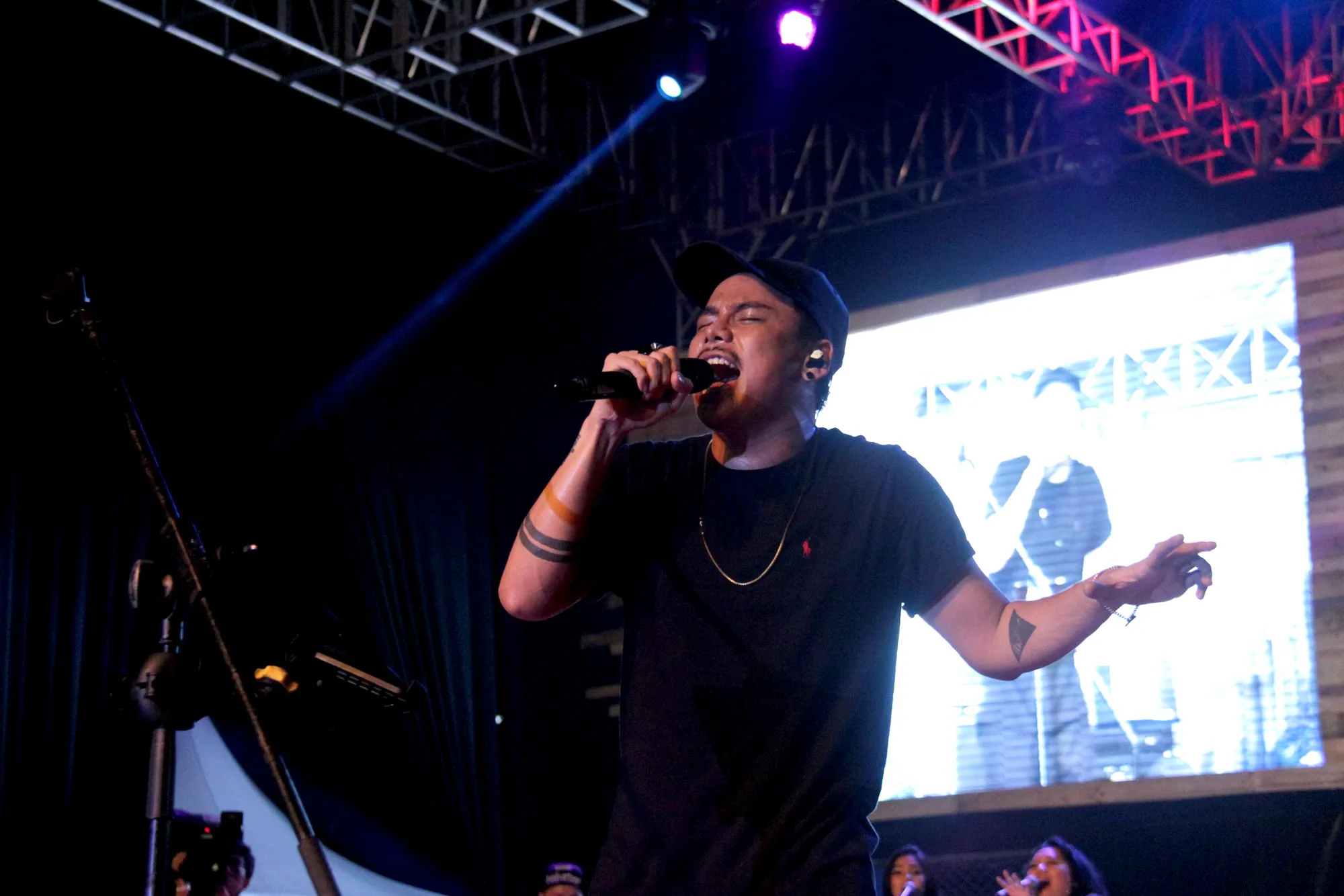 Teza Sumendra tampil enerjik saat hadir di atas panggung utama 'Malang Jazz Festival 2017' © KapanLagi.com/Natanael Sepaya