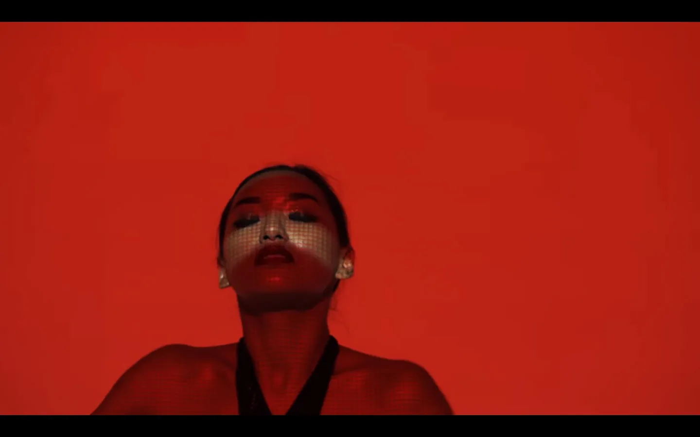 Dikemas secara apik dari segi audio hingga visual, 'Satu Rasa' jadi music video yang terasa unik dan tidak membosankan © YouTube/TezaSumendra Official